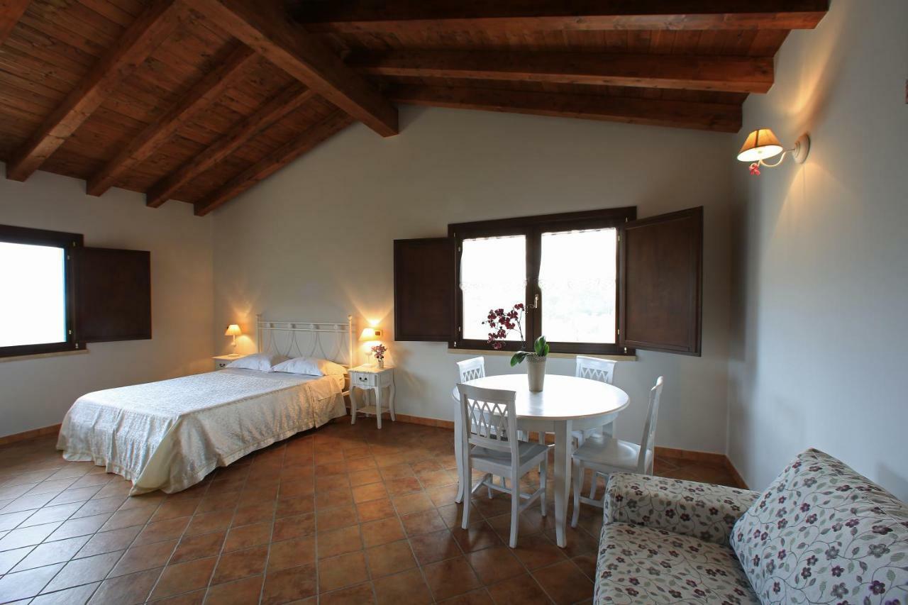 Casale Madeccia Guest House Sonnino Exterior foto